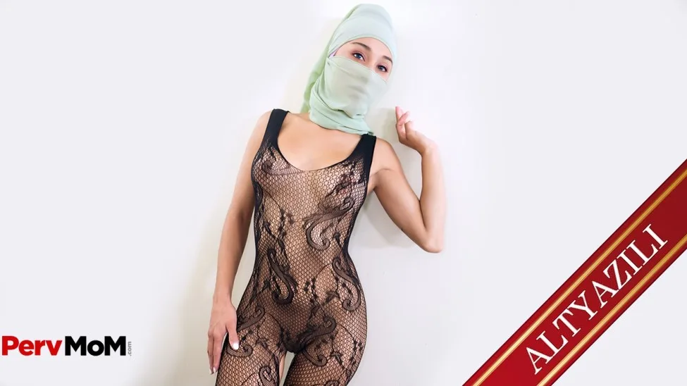 Kolombiyalı Üvey Anne Pasif Kocası Yüzünden Sık Sık Genç Oğlan ile Düzüşüyor